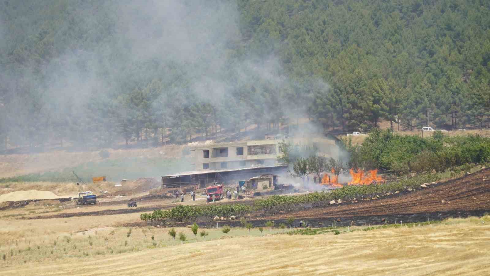 Korkutan yangın evlere sıçramadan kontrol altına alındı
