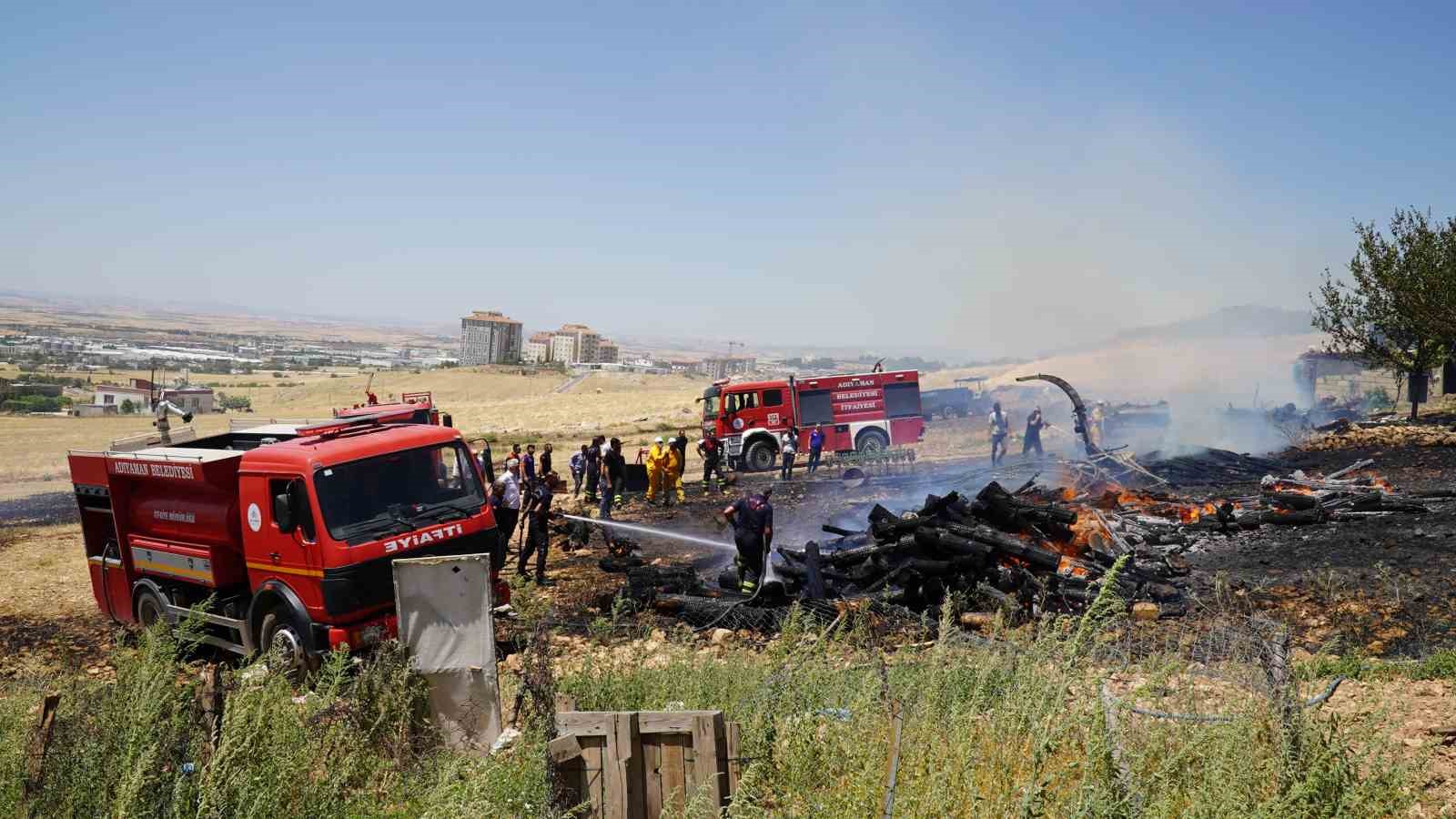 Korkutan yangın evlere sıçramadan kontrol altına alındı
