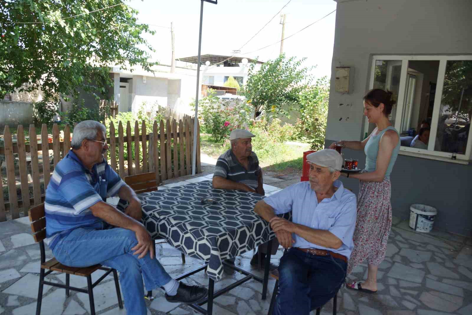 Azmiyle önyargıları yıkan genç kadın, köy kahvesini eski günlerine kavuşturdu
