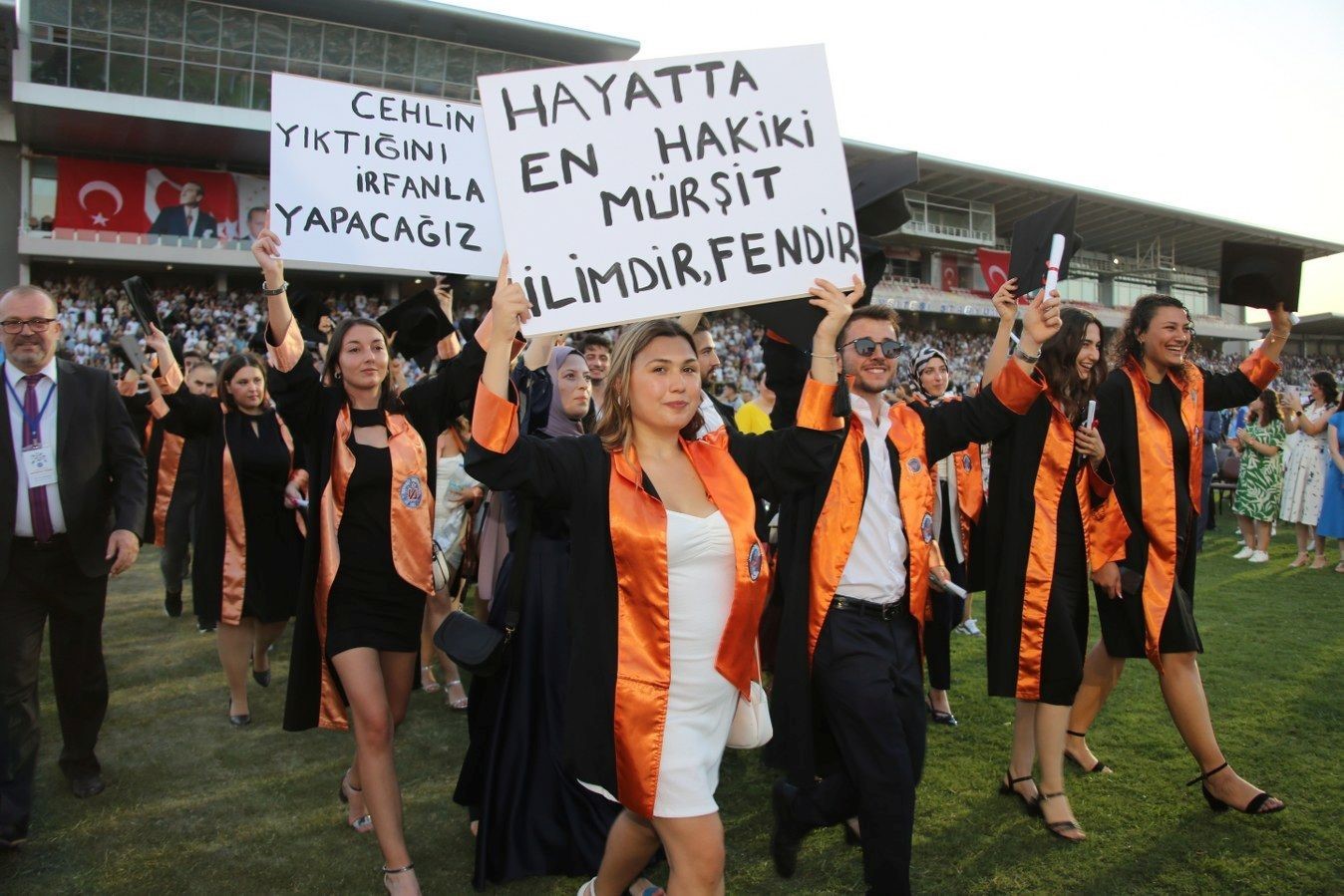 Akdeniz Üniversitesi’nde mezuniyet coşkusu
