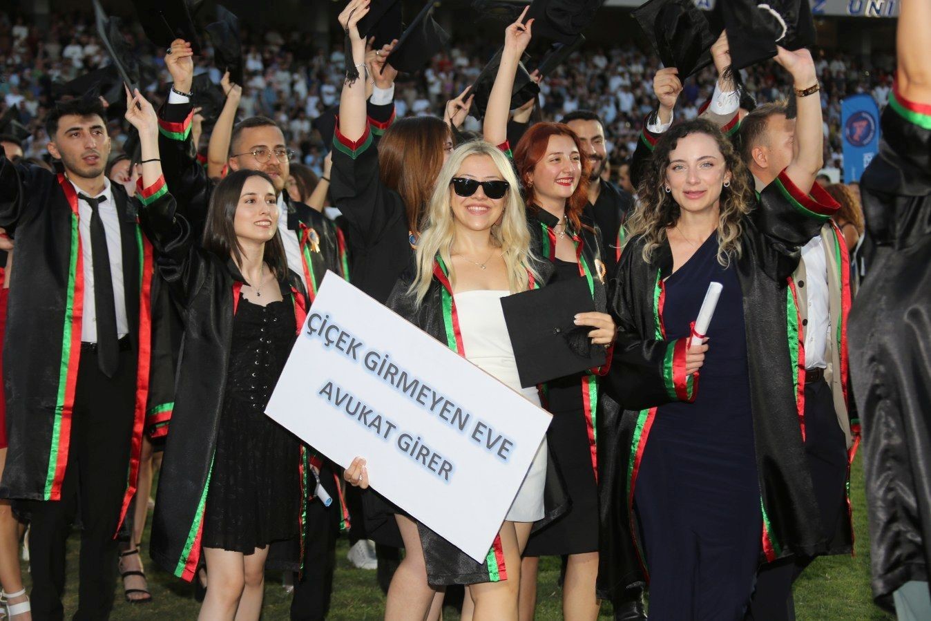 Akdeniz Üniversitesi’nde mezuniyet coşkusu
