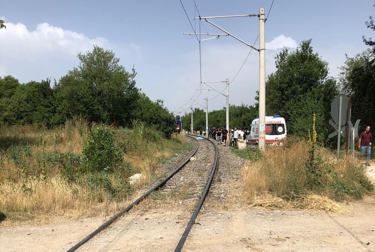 Kütahya’da yolcu treni çapa motoruna çarptı: 1 ölü
