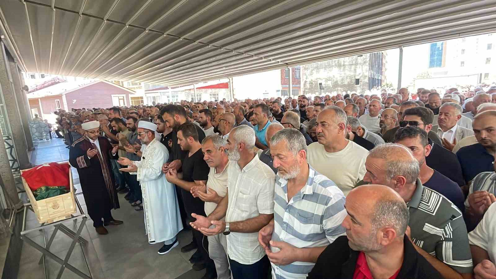 Rize’de silahlı kavgada hayatını kaybeden eski belediye başkanı toprağa verildi
