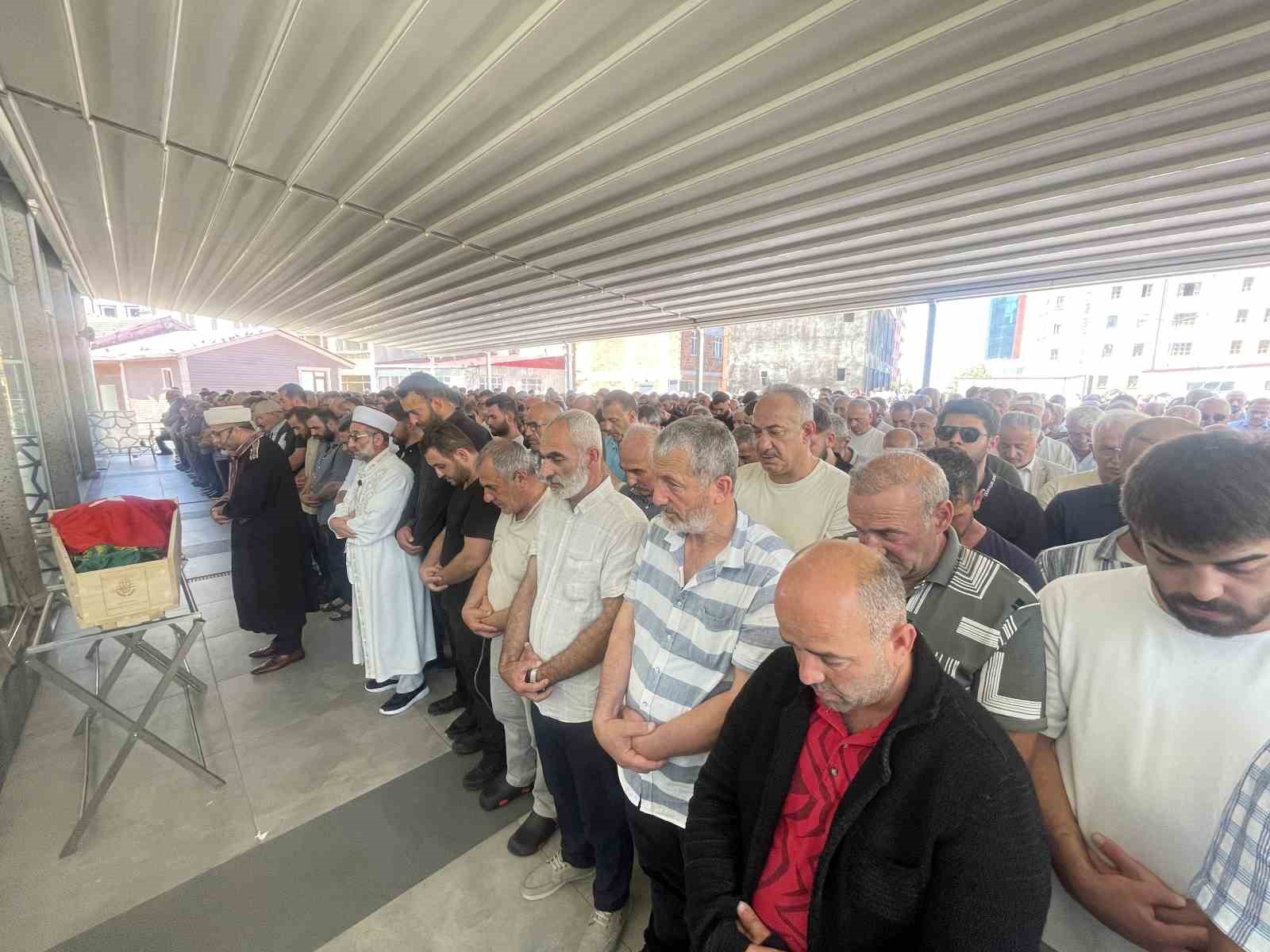 Rize’de silahlı kavgada hayatını kaybeden eski belediye başkanı toprağa verildi
