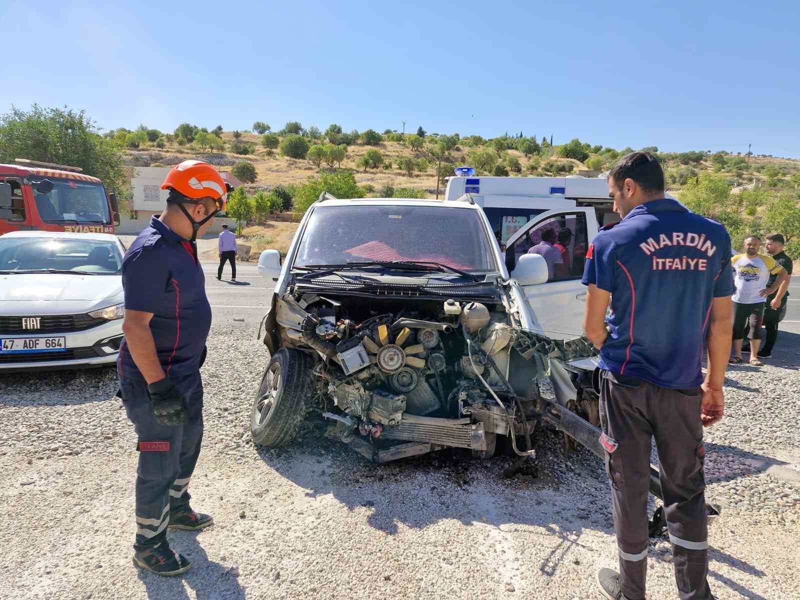 Mardin’de kamyonet ile hafif ticari araç çarpıştı: 2 yaralı
