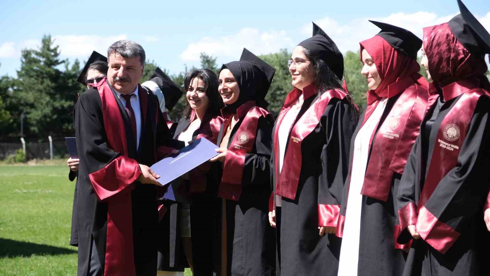 Atatürk Üniversitesi, 2023-2024 akademik yılı mezunlarını uğurladı
