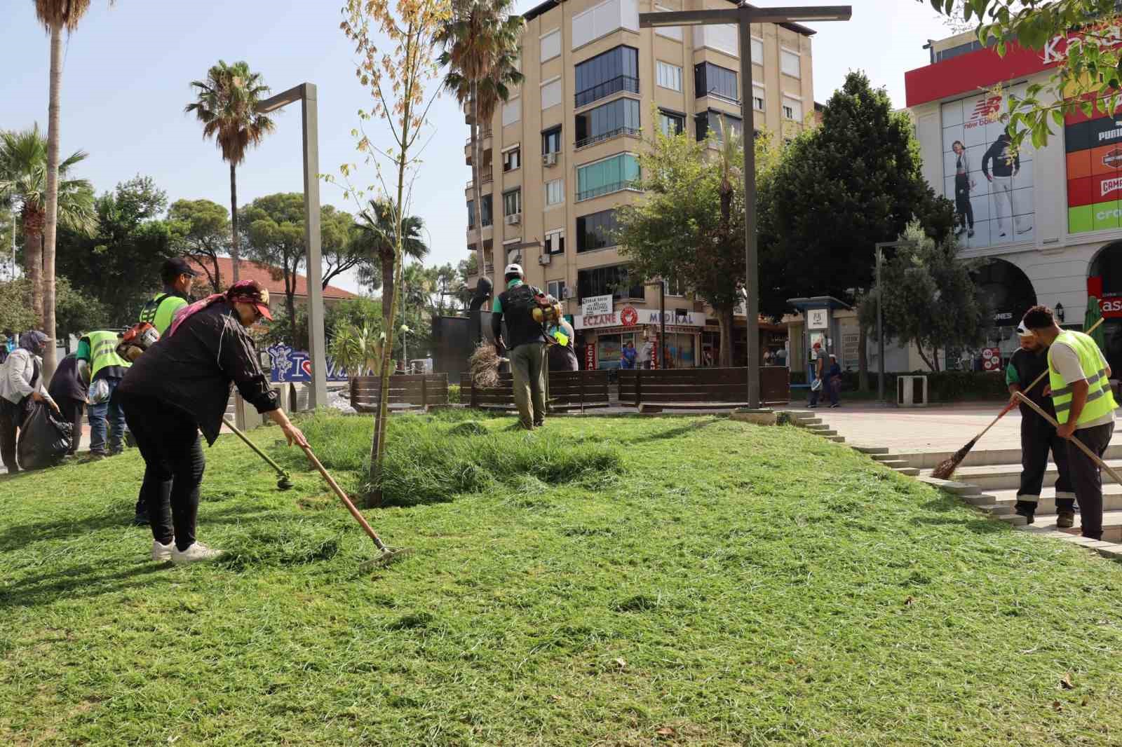 Nazilli Belediyesi’nden meydanda temizlik ve bakım çalışması
