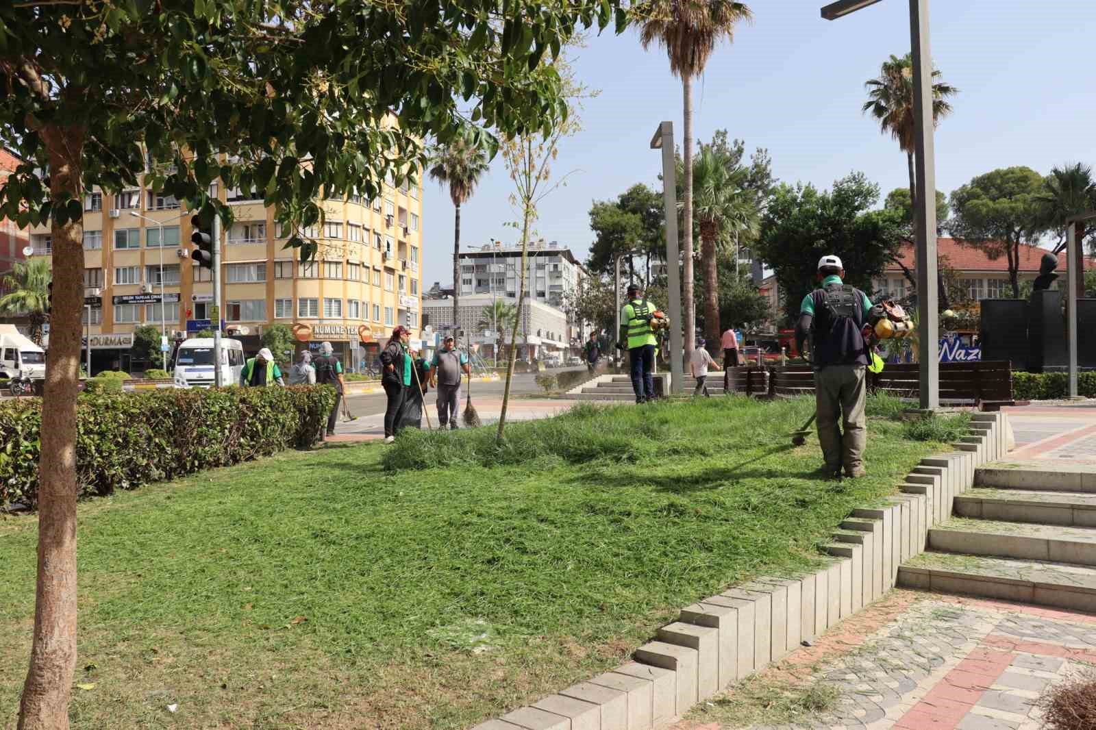 Nazilli Belediyesi’nden meydanda temizlik ve bakım çalışması
