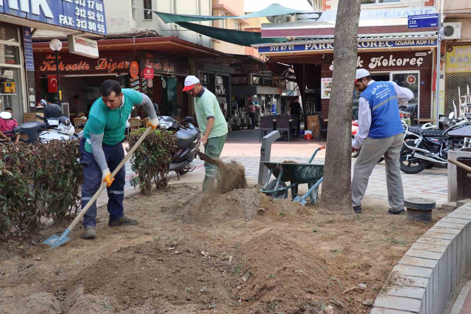 Nazilli Belediyesi’nden meydanda temizlik ve bakım çalışması
