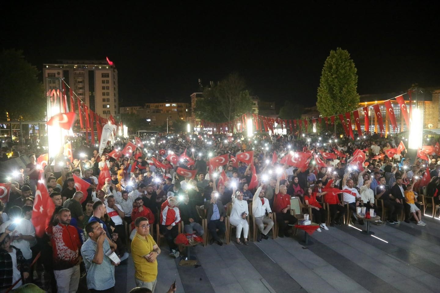 Ay-yıldızlı coşku meydana sığmadı
