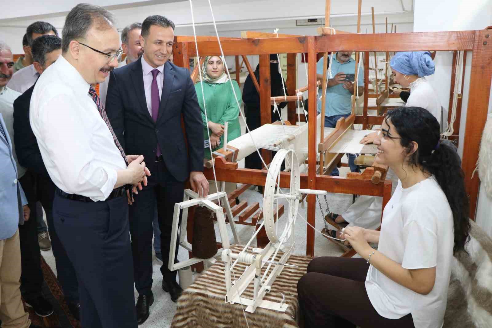 Geleneksel Siirt Battaniyesi Dokumacılığı Atölyesi açıldı
