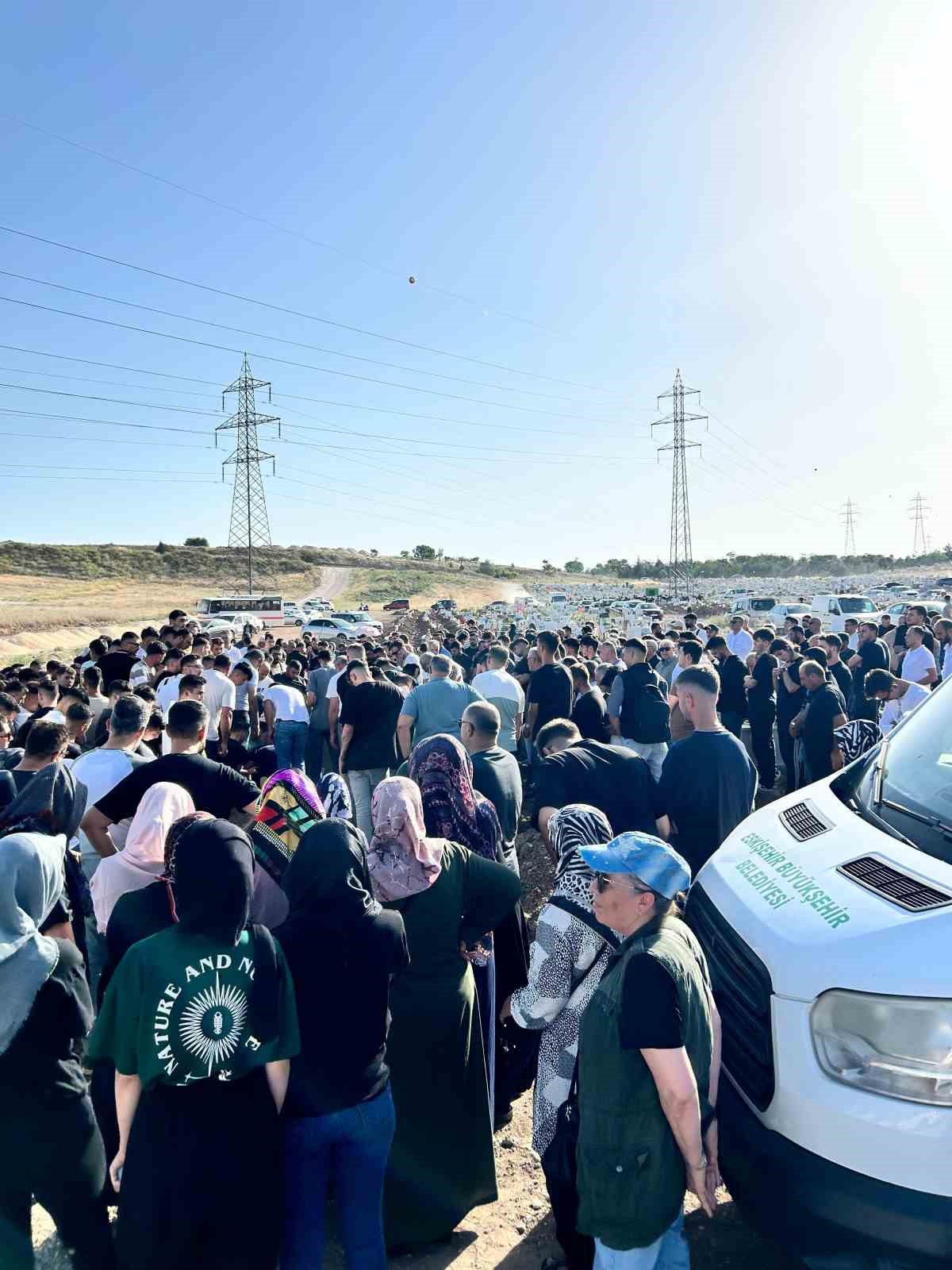 Motosiklet kazasında hayatını kaybeden genç son yolculuğuna uğurlandı
