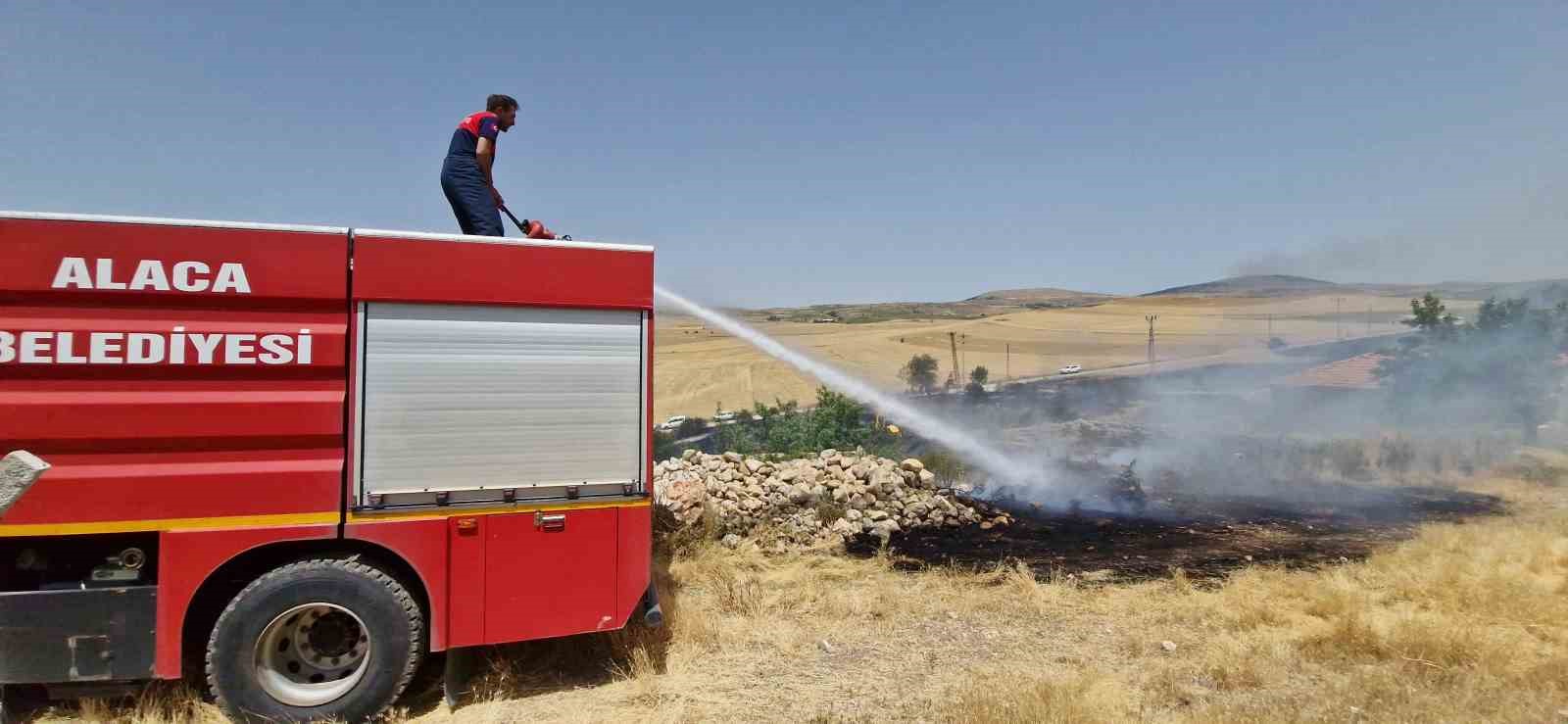 Temizlik için yakılan ateş ekili arazi ile 600 balya samanı küle çevirdi
