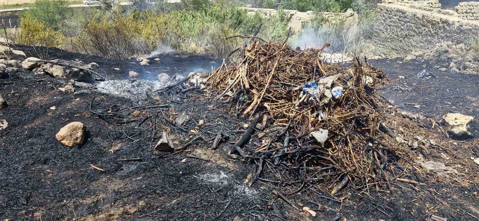 Temizlik için yakılan ateş ekili arazi ile 600 balya samanı küle çevirdi
