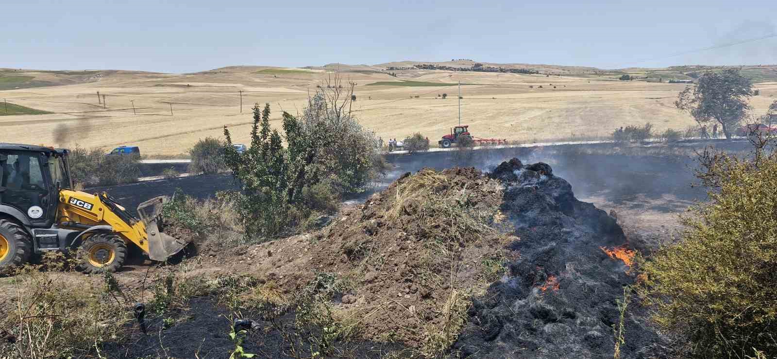 Temizlik için yakılan ateş ekili arazi ile 600 balya samanı küle çevirdi
