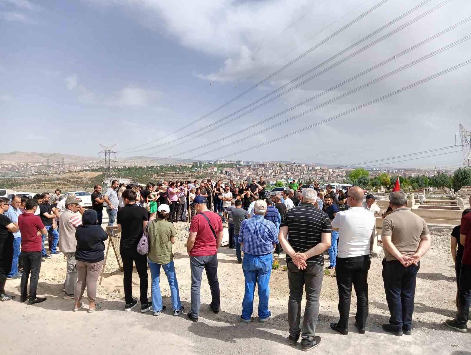 Babaları tarafından öldürülen ağabey ve kız kardeşi son yolcuğuna uğurlandı
