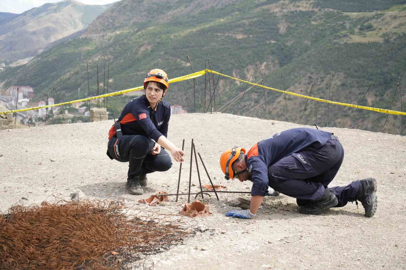 Gümüşhane’de deprem tatbikatı ekiplerin hızlı müdahalesiyle başarıyla icra edildi
