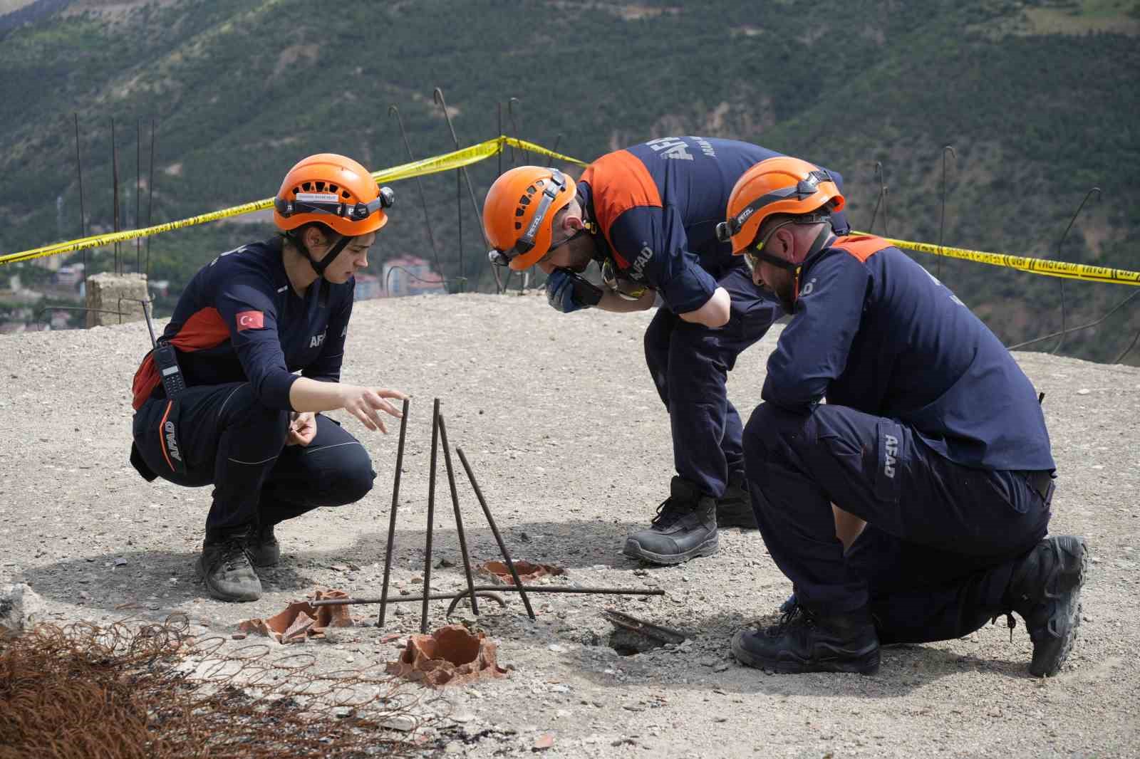 Gümüşhane’de deprem tatbikatı ekiplerin hızlı müdahalesiyle başarıyla icra edildi
