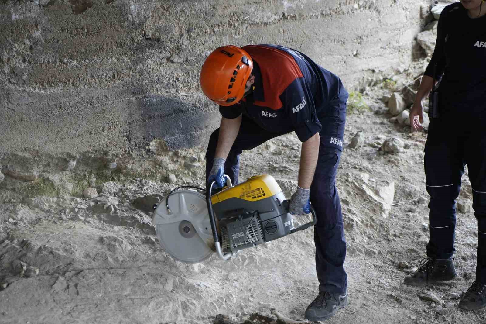 Gümüşhane’de deprem tatbikatı ekiplerin hızlı müdahalesiyle başarıyla icra edildi
