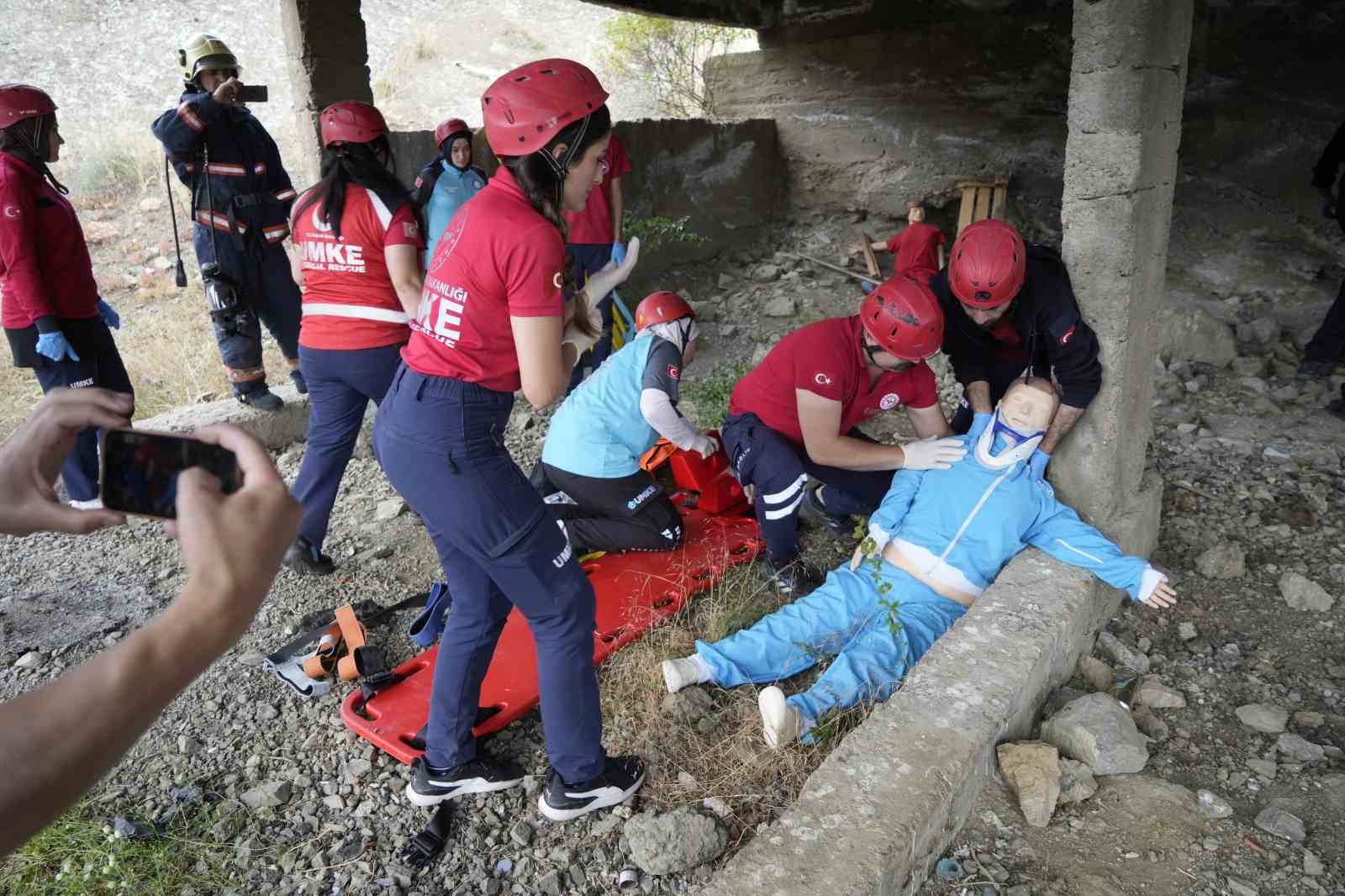 Gümüşhane’de deprem tatbikatı ekiplerin hızlı müdahalesiyle başarıyla icra edildi
