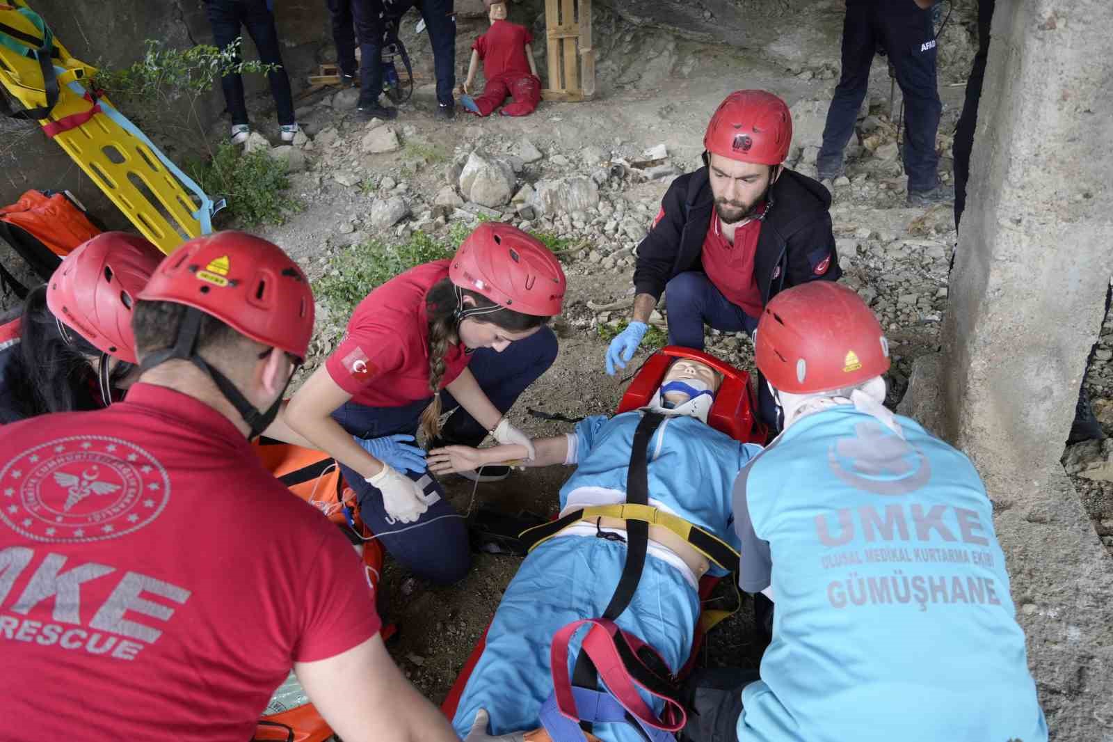 Gümüşhane’de deprem tatbikatı ekiplerin hızlı müdahalesiyle başarıyla icra edildi
