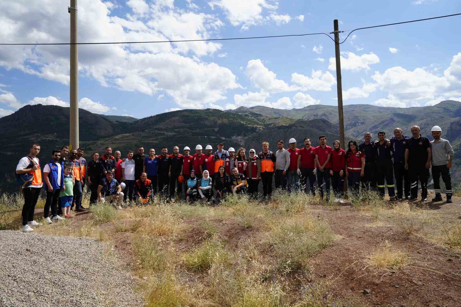 Gümüşhane’de deprem tatbikatı ekiplerin hızlı müdahalesiyle başarıyla icra edildi
