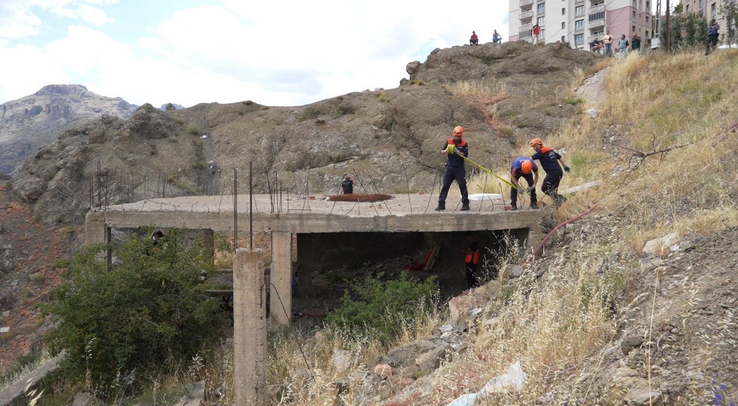 Gümüşhane’de deprem tatbikatı ekiplerin hızlı müdahalesiyle başarıyla icra edildi
