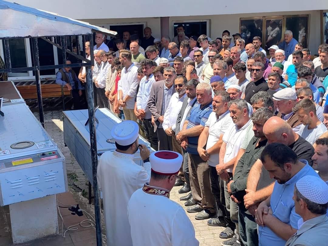 Edirne’deki trafik kazasında hayatını kaybeden baba, oğul ve yeğen toprağa verildi
