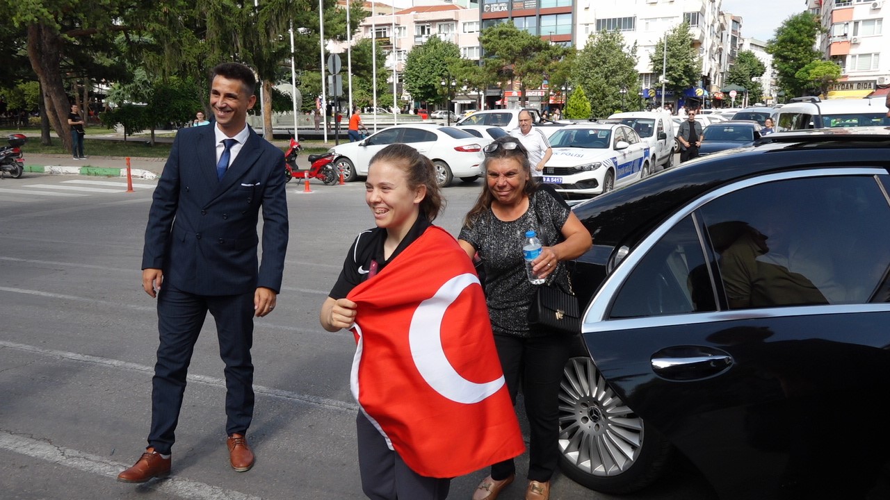 Avrupa şampiyonu memleketi Kırklareli’nde coşkuyla karşılandı
