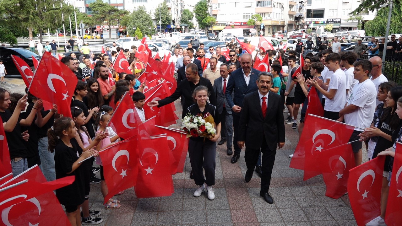 Avrupa şampiyonu memleketi Kırklareli’nde coşkuyla karşılandı
