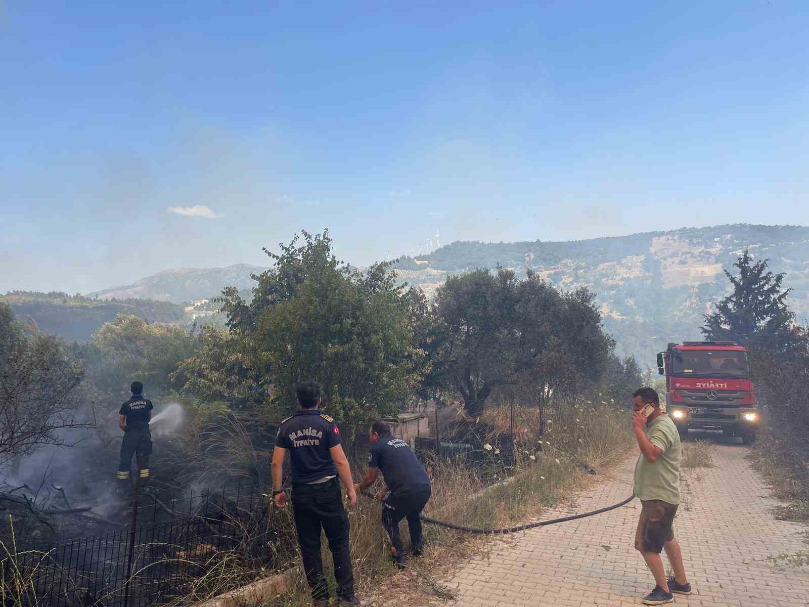 Manisa Büyükşehir İtfaiyesi evleri yanmaktan kurtardı
