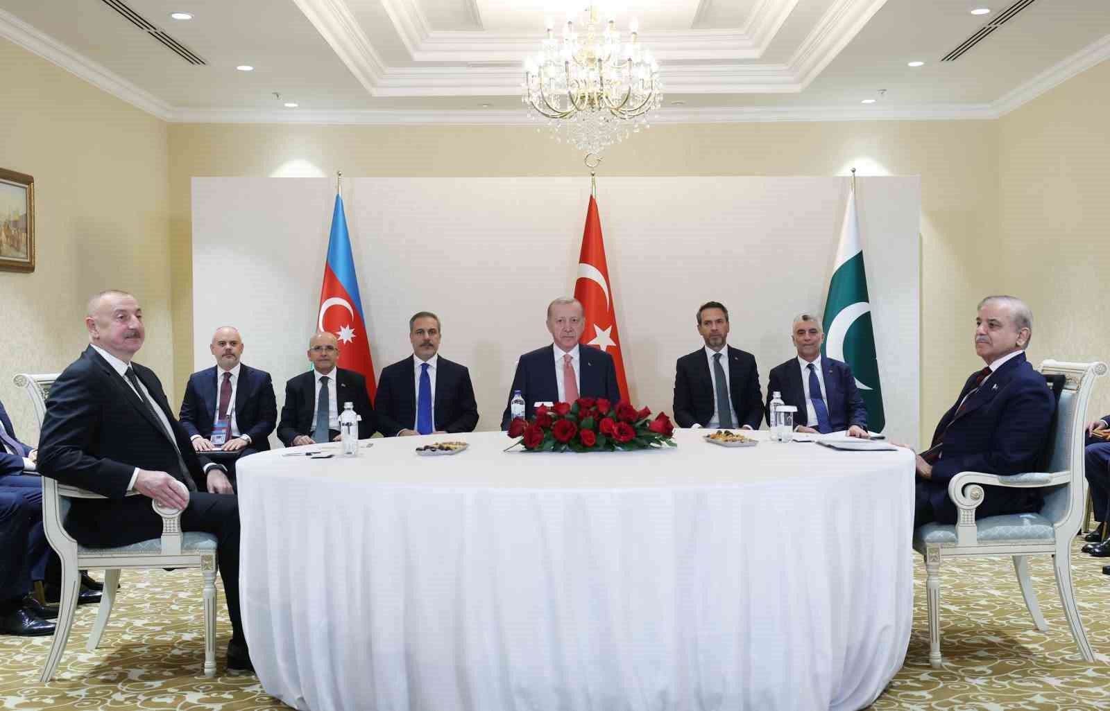 Cumhurbaşkanı Erdoğan, Azerbaycan Cumhurbaşkanı Aliyev ve Pakistan Başbakanı Şerif ile bir araya geldi
