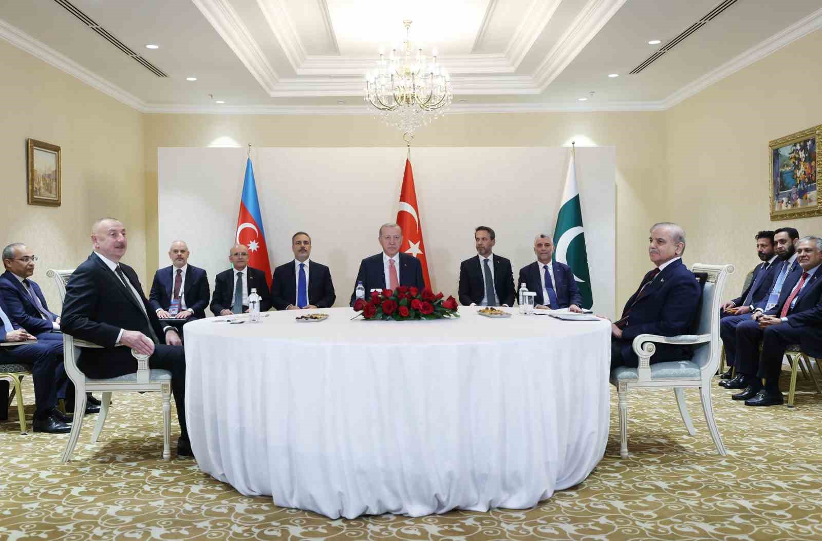 Cumhurbaşkanı Erdoğan, Azerbaycan Cumhurbaşkanı Aliyev ve Pakistan Başbakanı Şerif ile bir araya geldi
