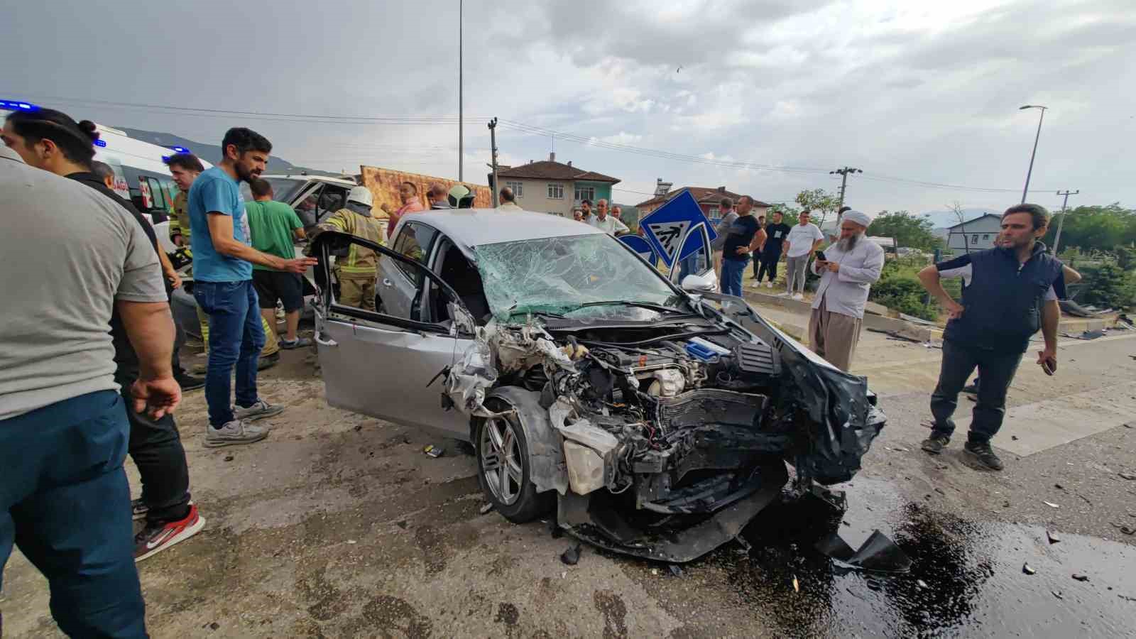 Karabük’te zincirleme kaza: 2’si ağır 4 yaralı
