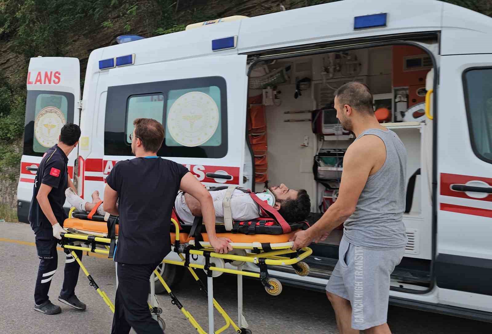 Kastamonu’da otomobil ile hafif ticari araç çarpıştı: 8 yaralı
