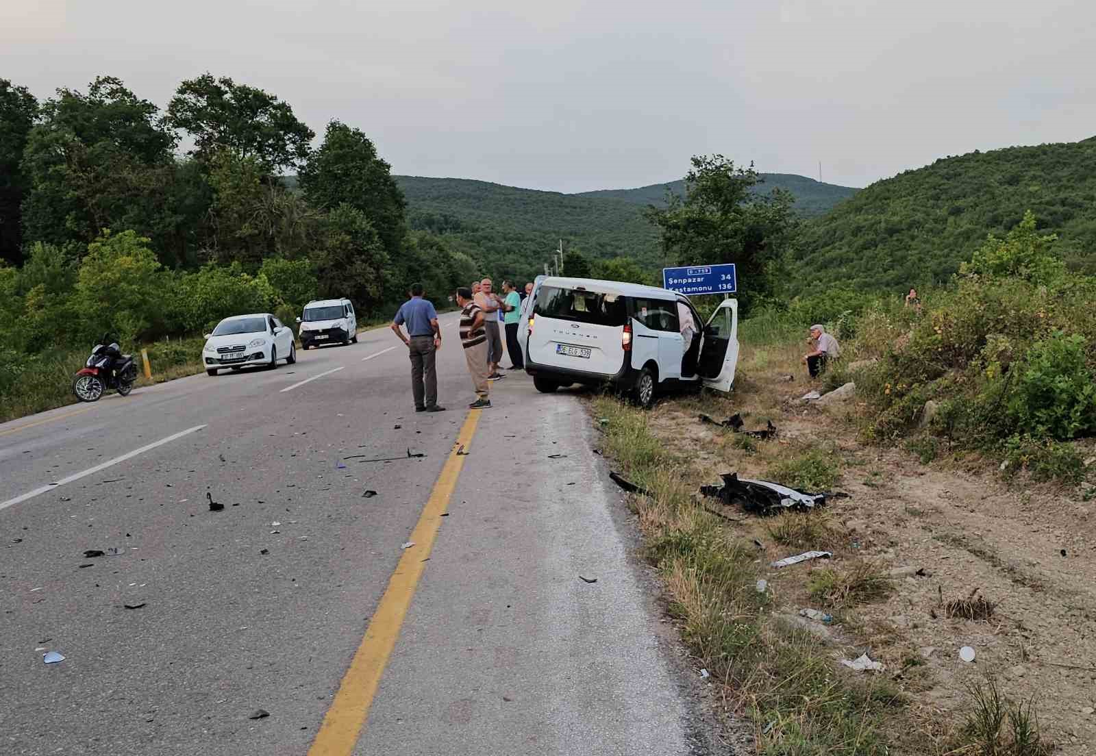 Kastamonu’da otomobil ile hafif ticari araç çarpıştı: 8 yaralı
