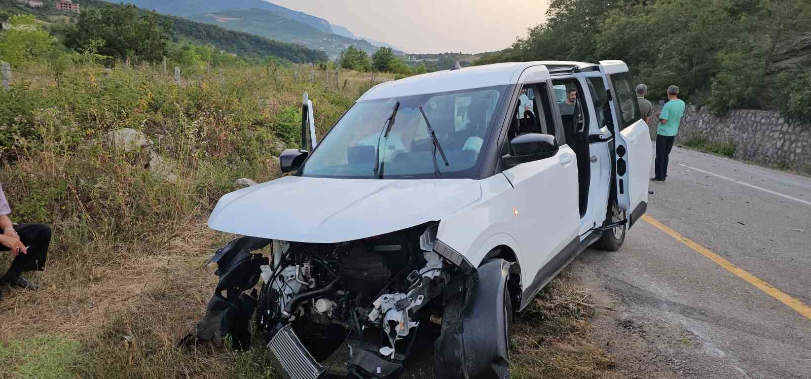 Kastamonu’da otomobil ile hafif ticari araç çarpıştı: 8 yaralı
