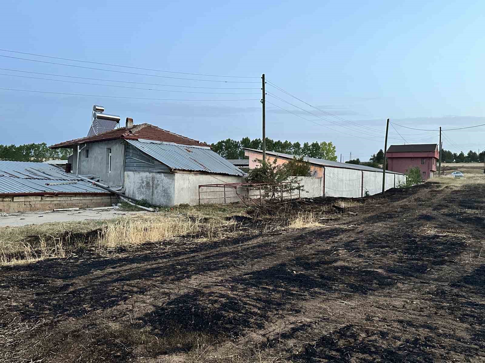 Küle dönen 25 dönümlük arpa tarlası küle döndü
