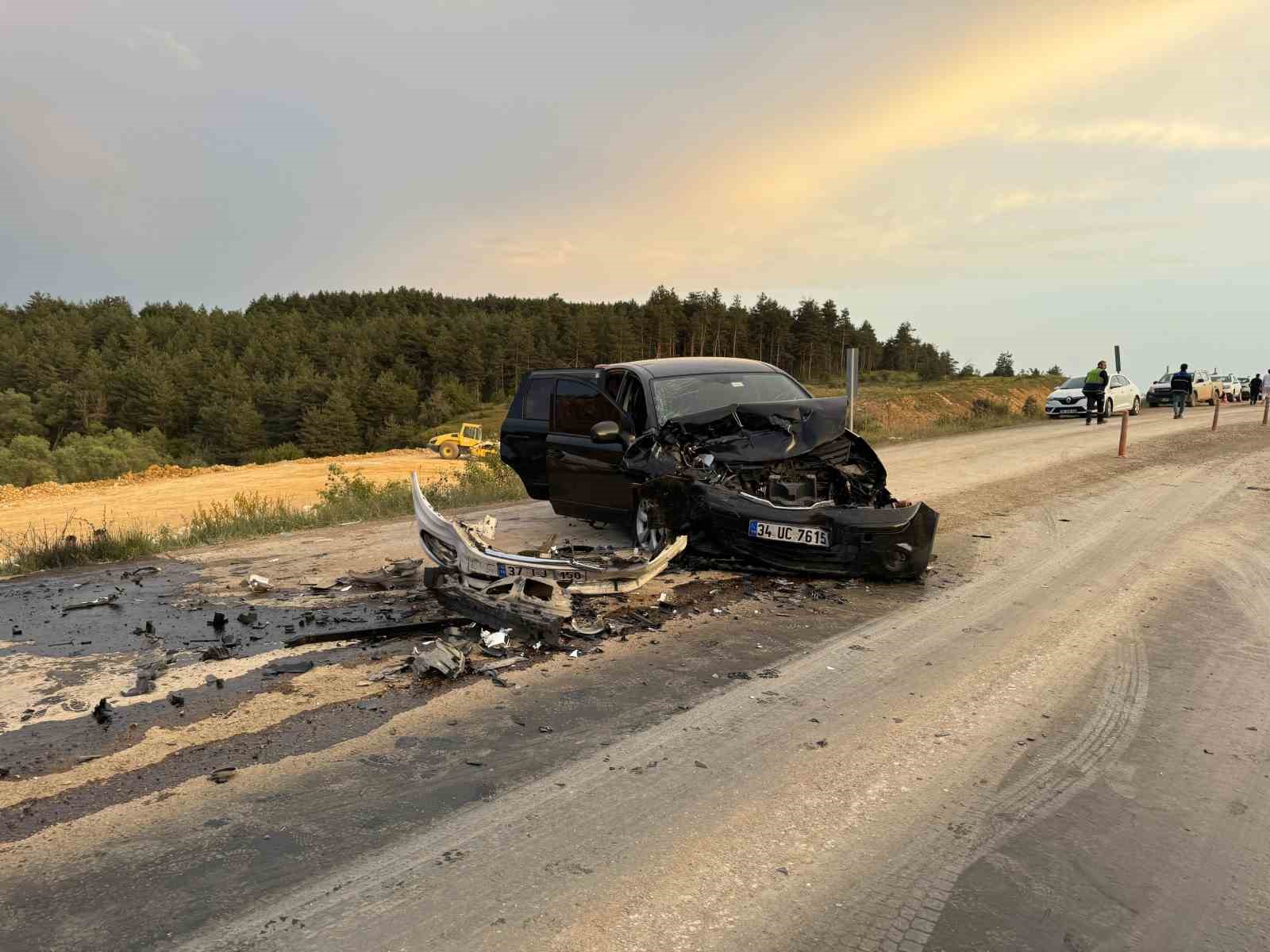 Kastamonu’da hafif ticari araç ile otomobil çarpıştı: 9 yaralı
