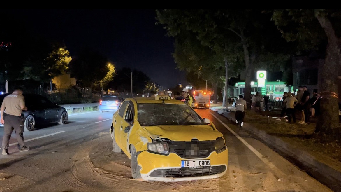 Makas atan otomobil taksiyle çarpıştı: 1’i ağır 3 yaralı
