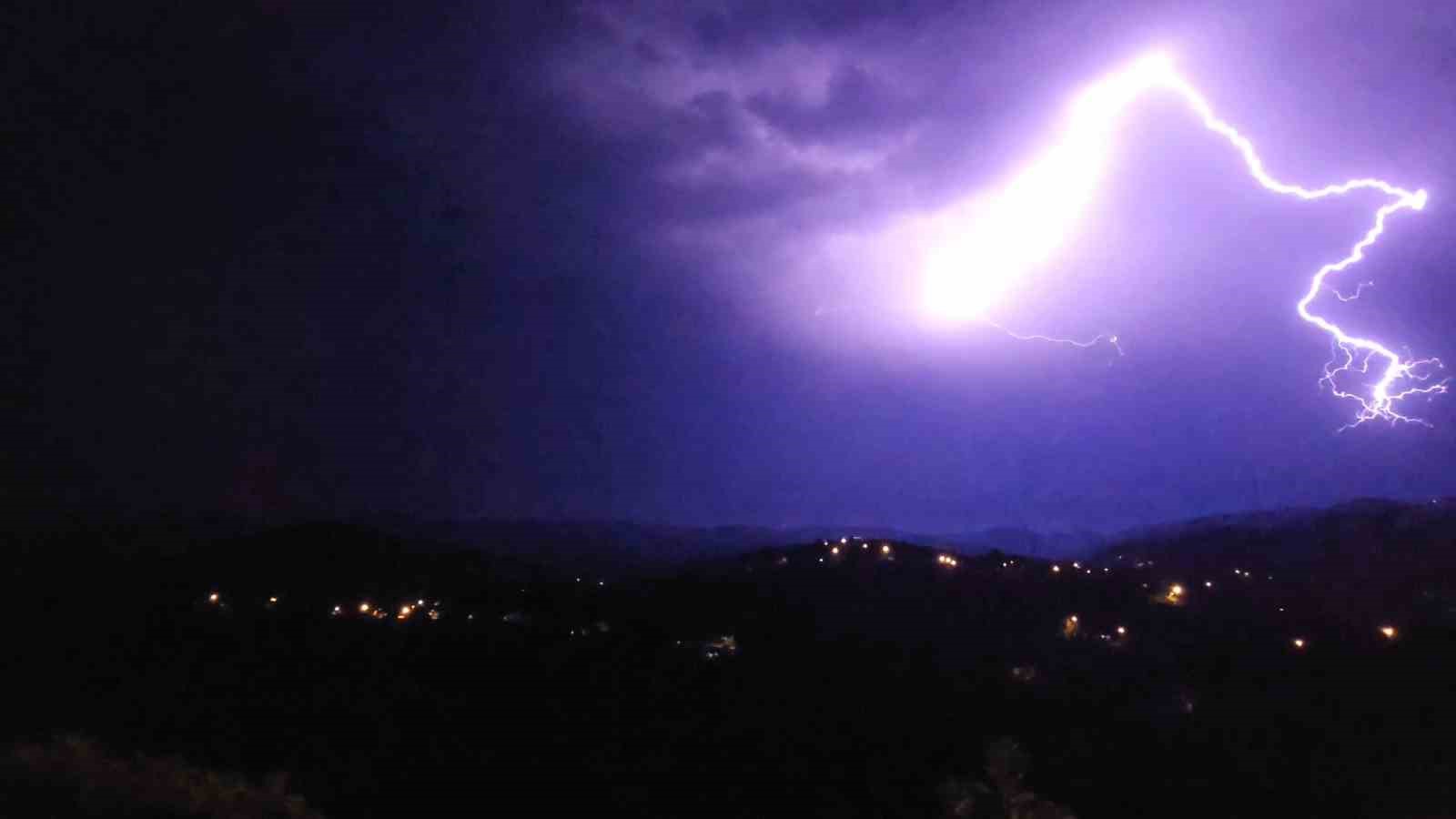 Zonguldak’ta şimşekler geceyi aydınlattı
