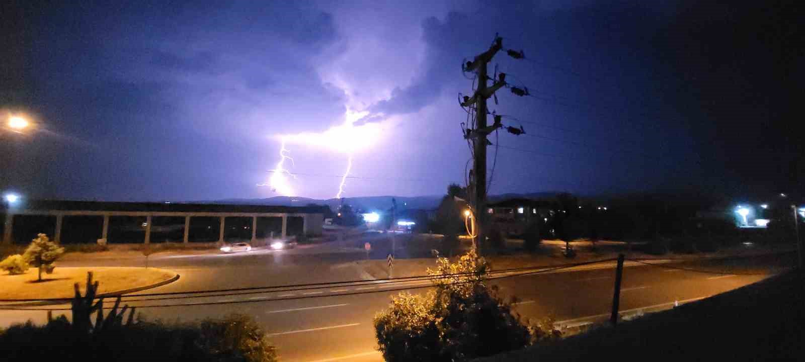 Gökyüzü şimşeklerle aydınlandı, izleyenler hayran kaldı
