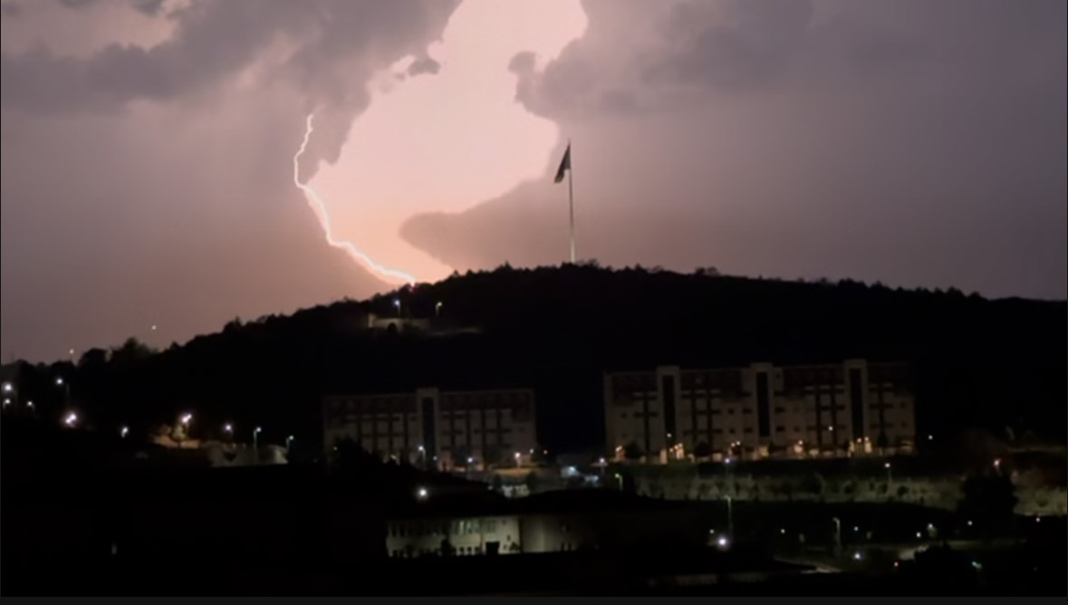 Gökyüzü şimşeklerle aydınlandı, izleyenler hayran kaldı
