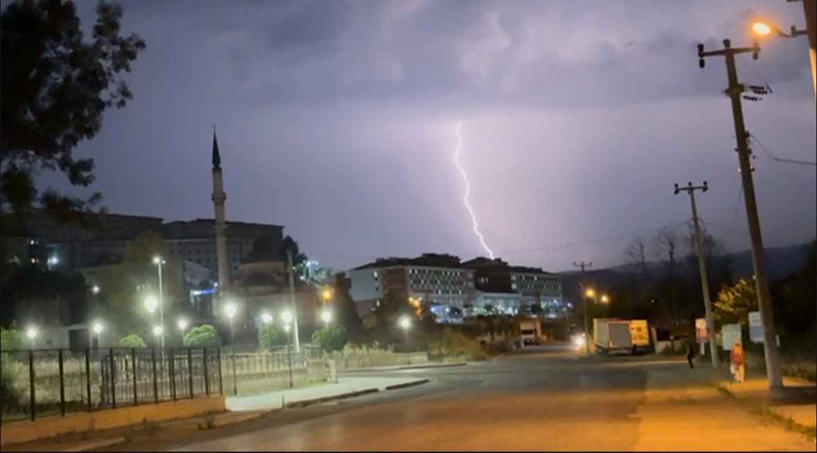 Gökyüzü şimşeklerle aydınlandı, izleyenler hayran kaldı
