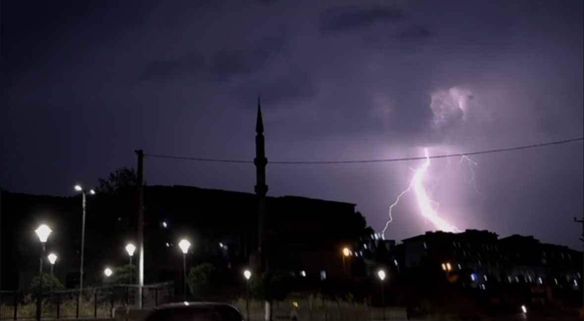 Gökyüzü şimşeklerle aydınlandı, izleyenler hayran kaldı
