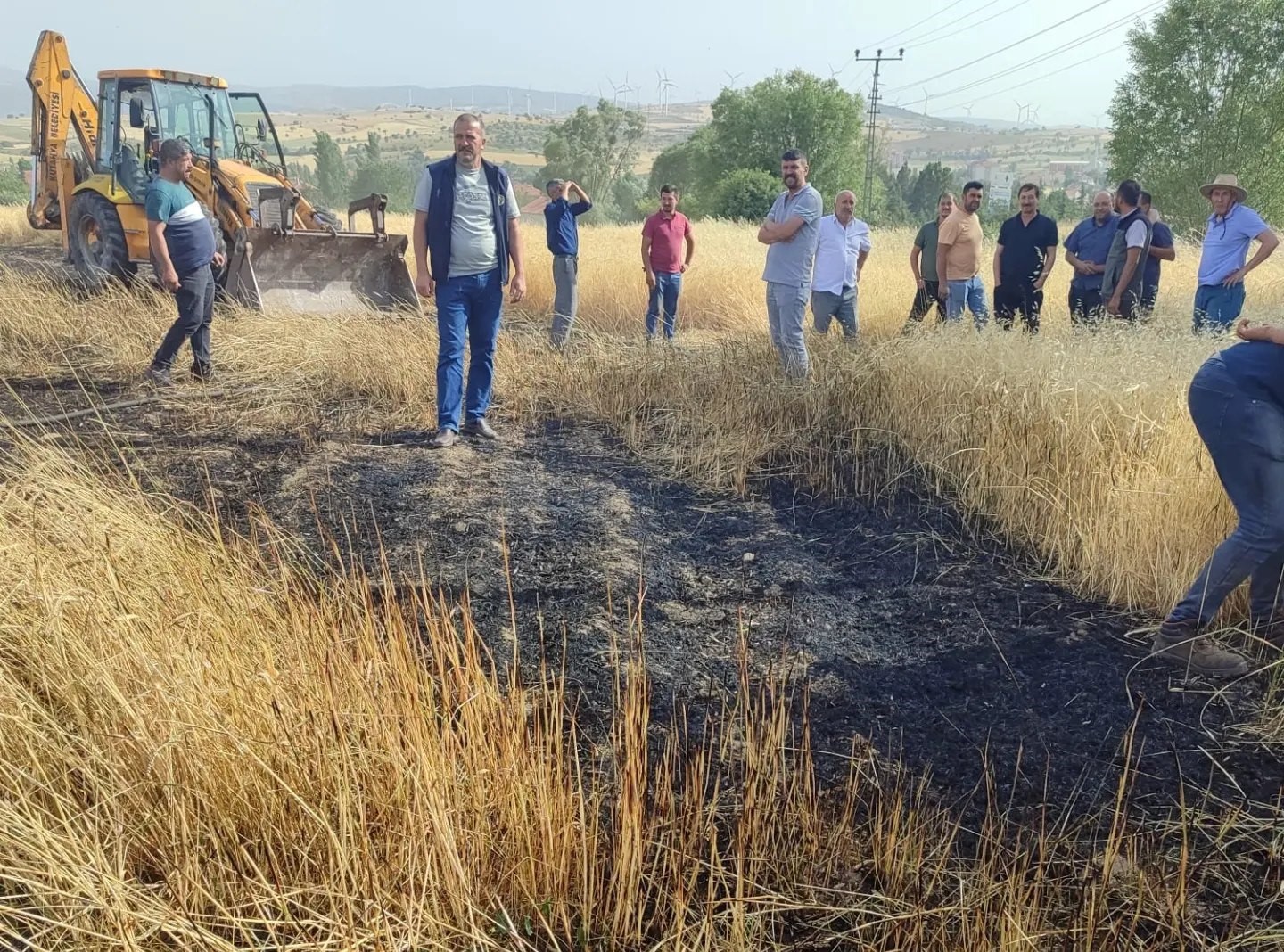 Dumlupınar’da tarım arazisindeki yangın büyümeden söndürüldü
