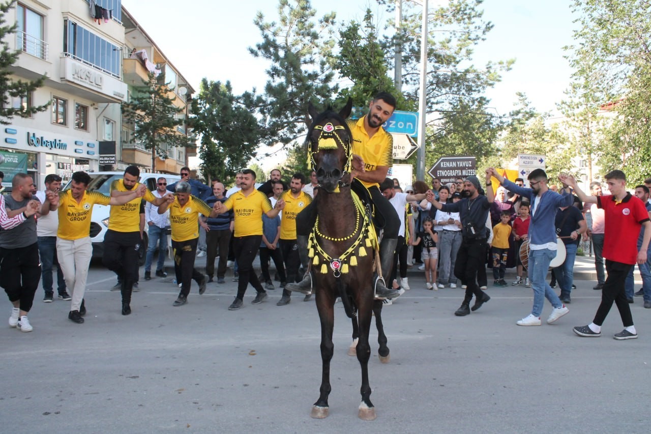 Bayburt’ta renkli görüntülere sahne olan cirit şampiyonluğu davul zurnayla coşkuyla kutlandı
