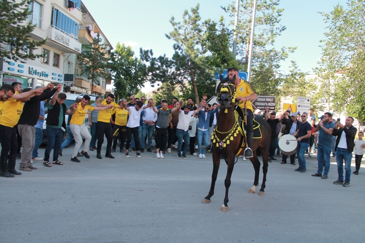 Bayburt’ta renkli görüntülere sahne olan cirit şampiyonluğu davul zurnayla coşkuyla kutlandı
