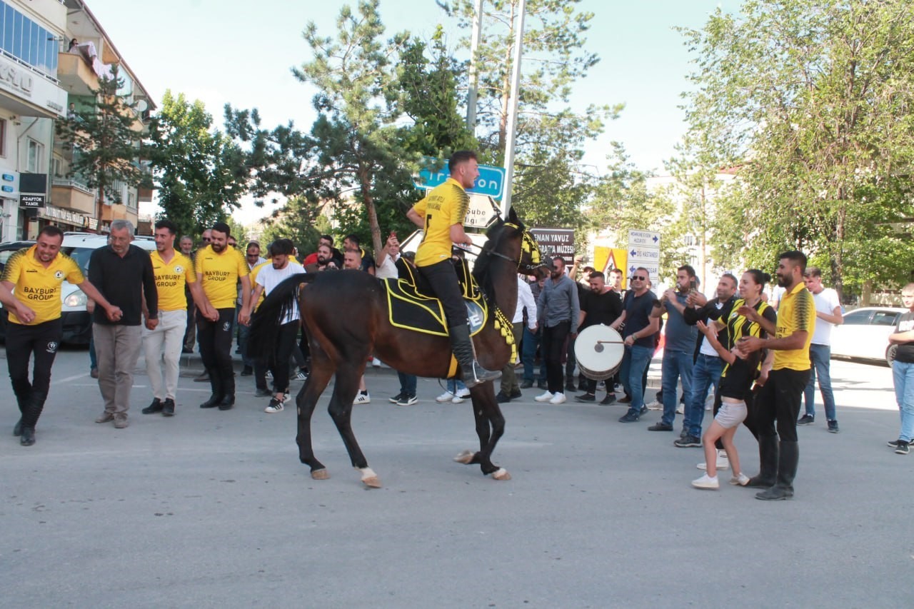 Bayburt’ta renkli görüntülere sahne olan cirit şampiyonluğu davul zurnayla coşkuyla kutlandı
