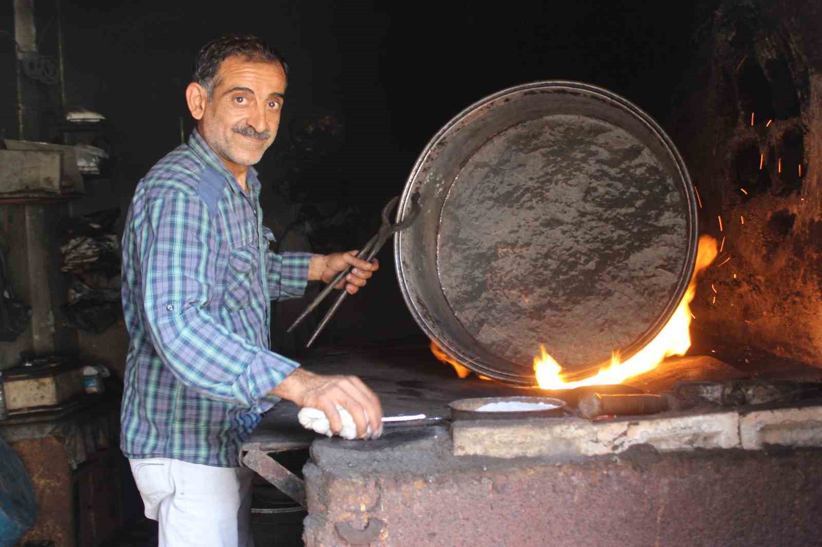 40 dereceyi bulan sıcakta mesaiye devam eden kalaycı, alev başında çalışacak çırak bulamıyor
